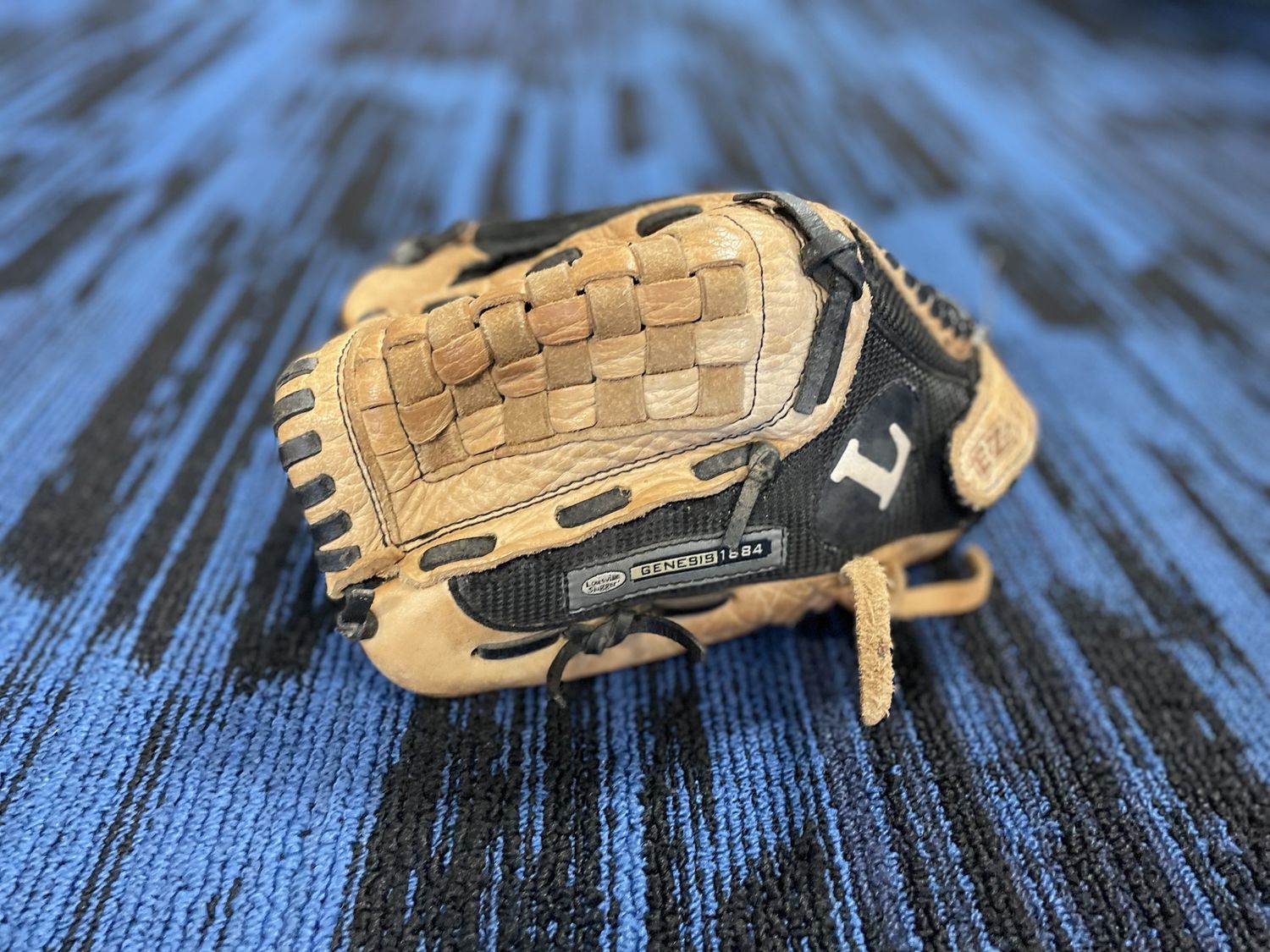 LOUISVILLE SLUGER GENESIS MITT 11&quot; LHT