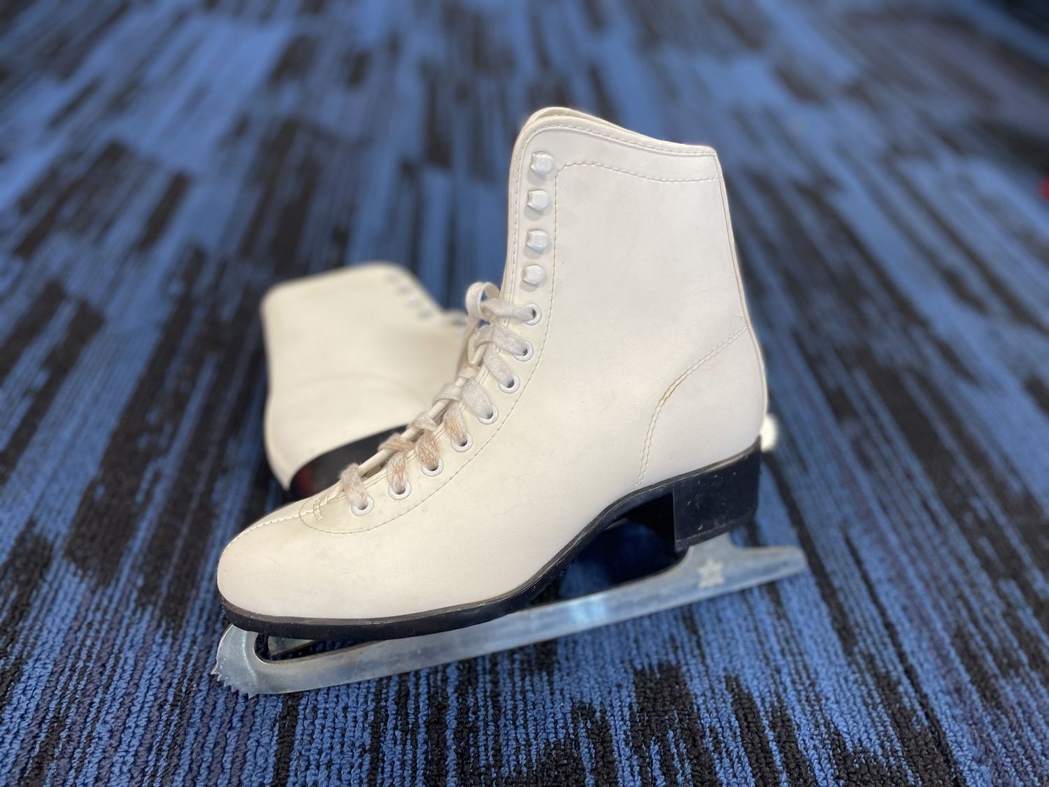 WHITE VINYL FIGURE SKATE SZ 6