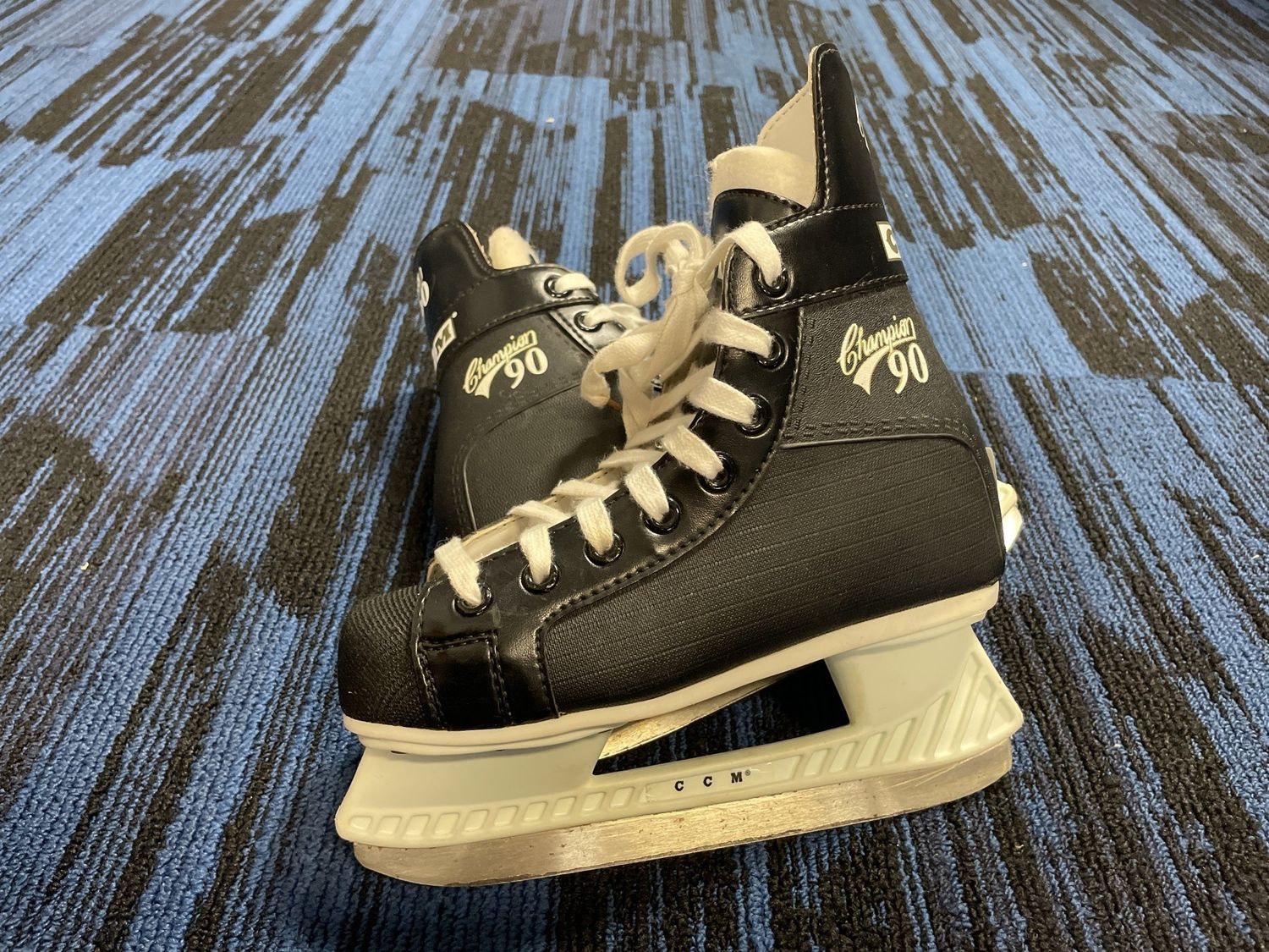 CCM CHAMPION 90 HOCKEY SKATE SZ 2