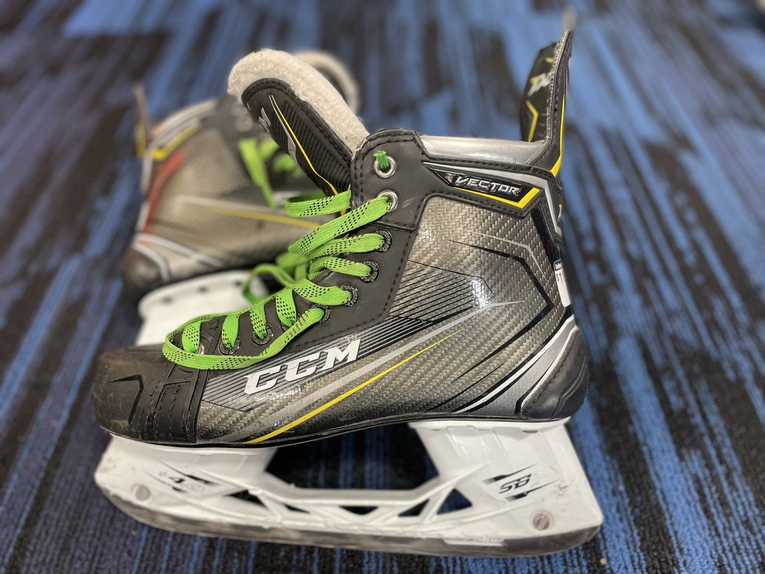 CCM TACKS VECTOR SKATE SZ 8