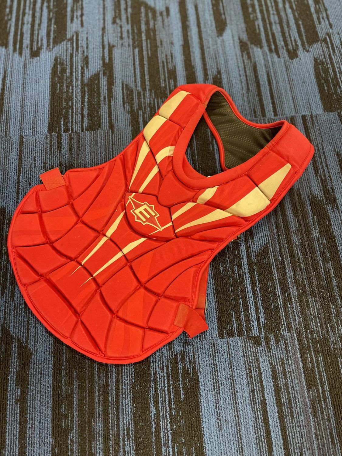 EASTON CHEST GUARD RED AGE 12-15
