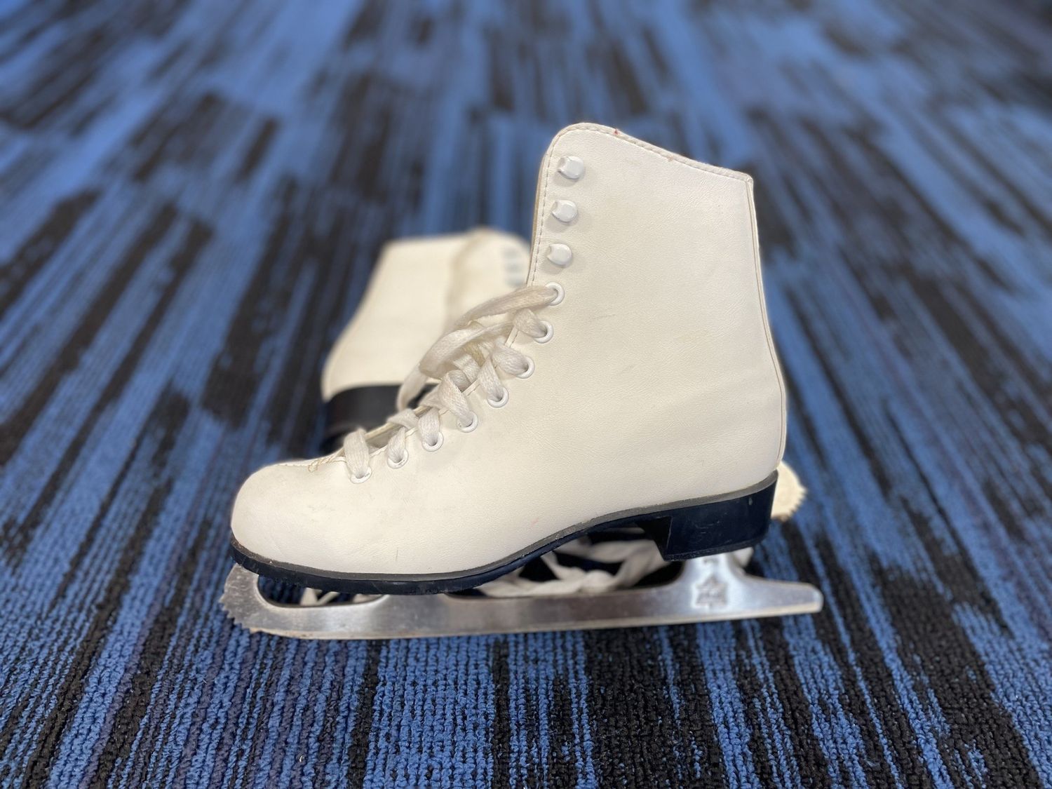 CCM WHITE FIGURE SKATE SZ 3