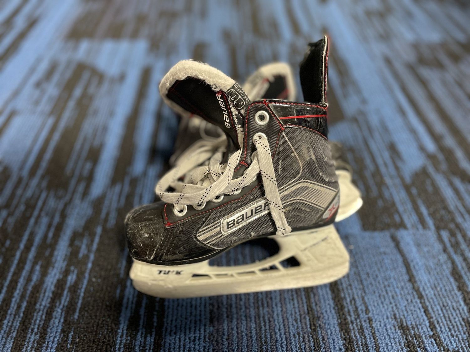 BAUER X3OO HOCKEY SKATE SZ Y11