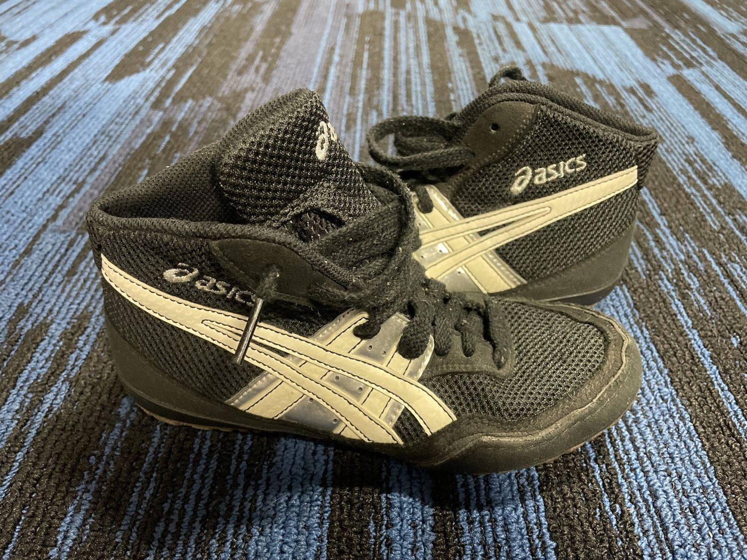 ASICS WRESTLING SHOE SZ 2