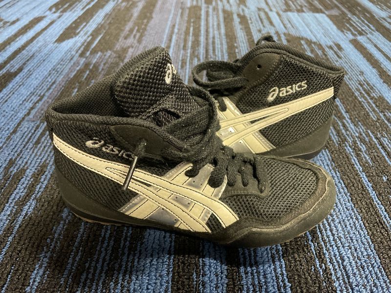 ASICS WRESTLING SHOE SZ 2