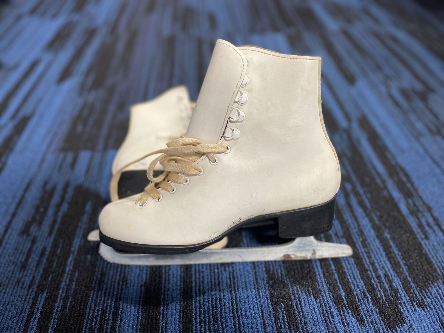WHITE FIGURE SKATE SZ 7