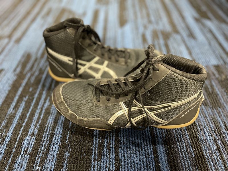 ASICS WRESTLING SHOE SZ 4