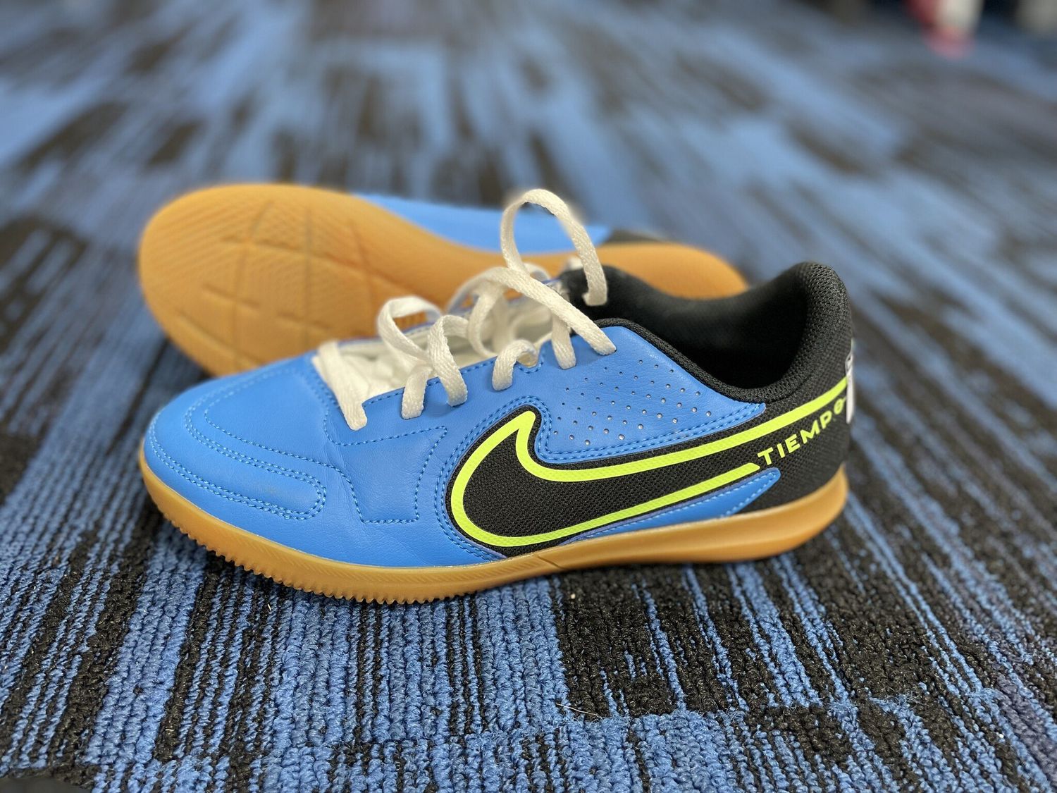 NIKE TIEMPO INDOOR SOCCER SHOE SZ 4.5