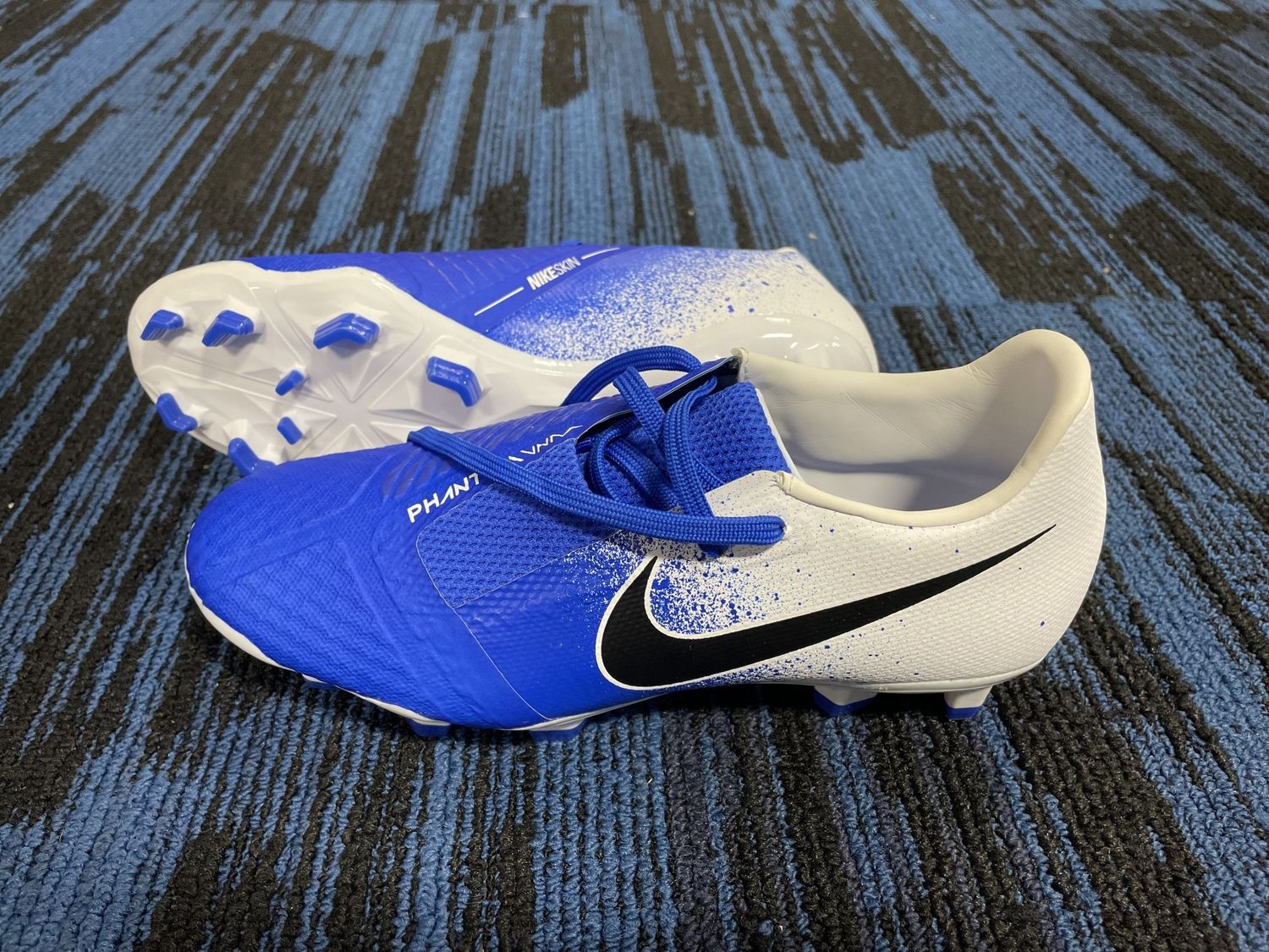 NIKE PHANTOM VENOM SOCCER SHOE SZ 4