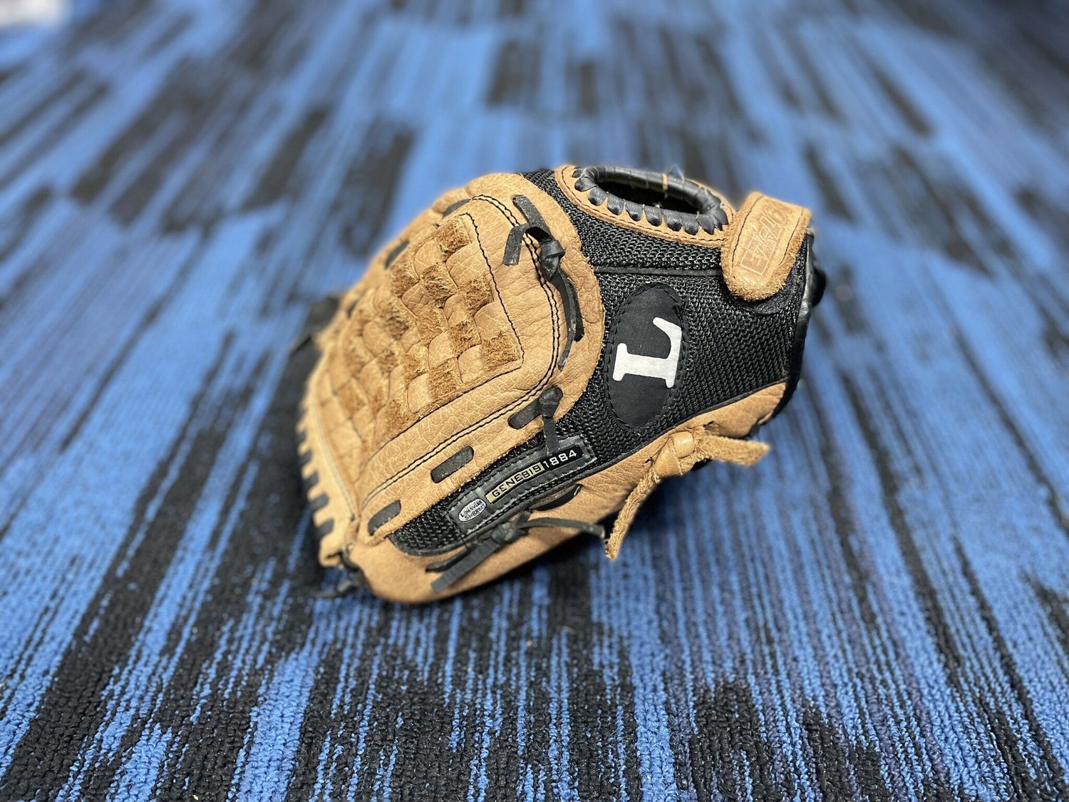 LOUISVILLE SLUGGER GENB1100 GLOVE 11&quot; LHT