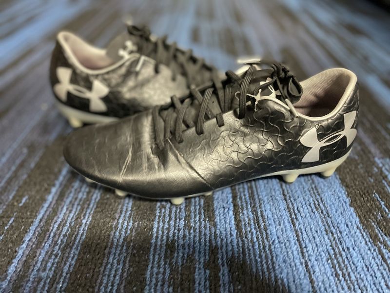 UNDER ARMOUR MAGNETICO SOCCER SHOE SZ 9.5