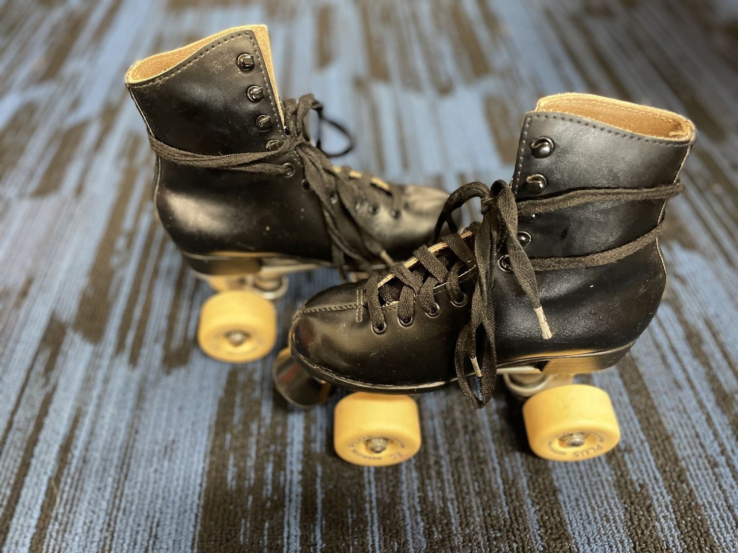 BLACK ROLLER SKATE SZ 2