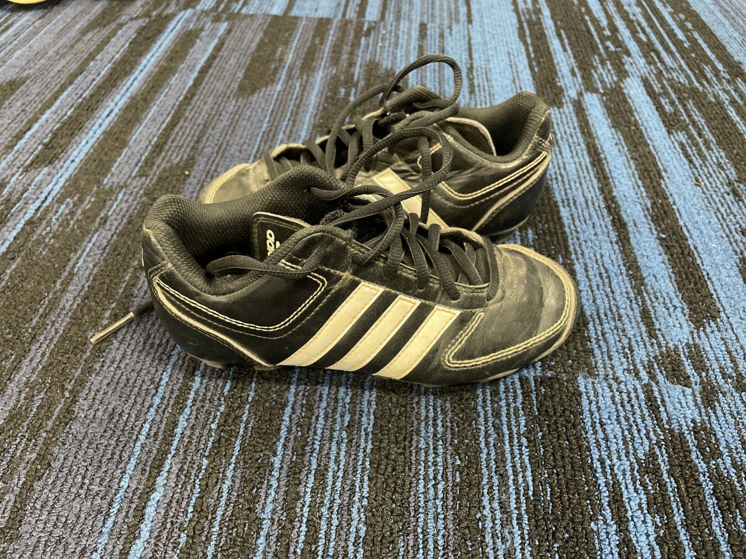 ADIDAS SOCCER SHOE SZ 2