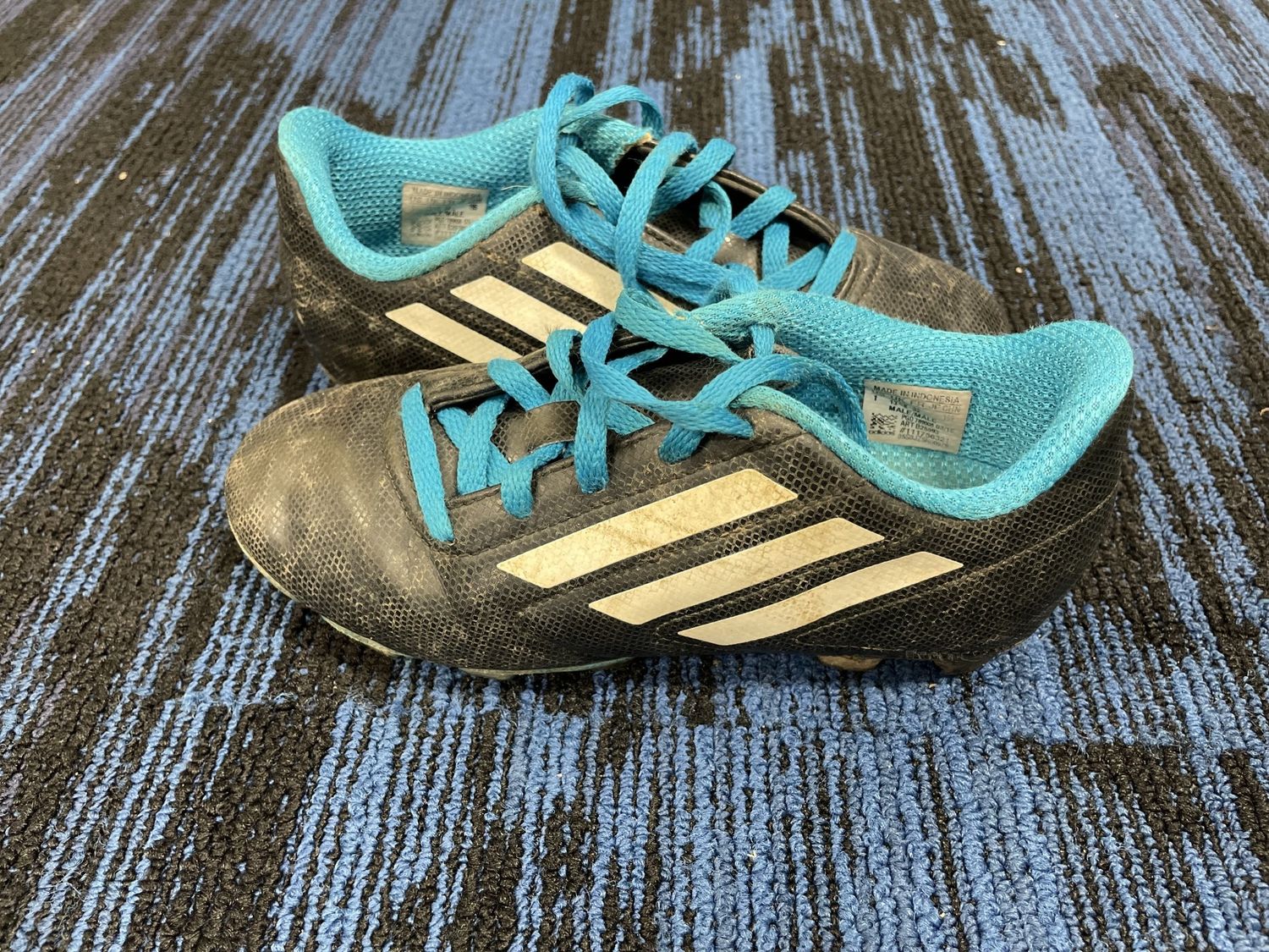 ADIDAS SOCCER SHOE SZ 1