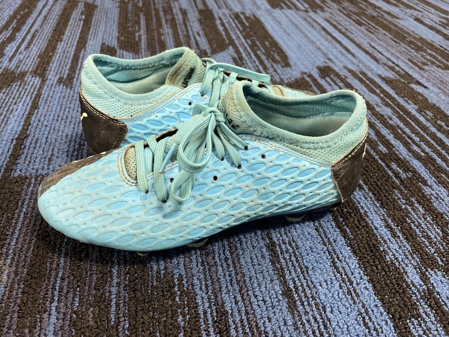 PUMA SOCCER SHOE SZ 3