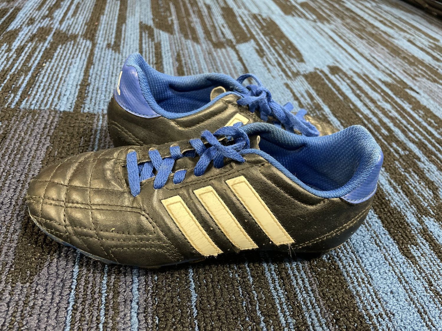 ADIDAS SOCCER SHOE SZ 2