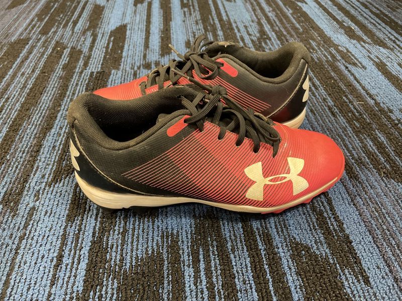 UNDER ARMOUR BASEBALL CLEAT SZ 5