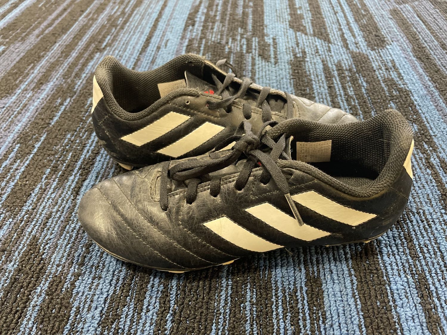 ADIDAS SOCCER SHOE SZ 4