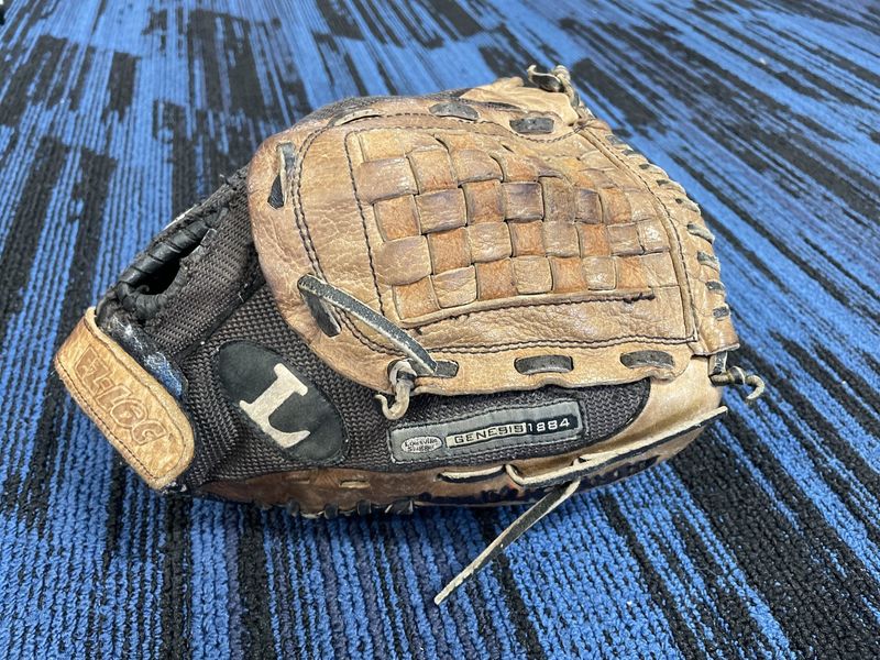 LOUISVILLE SLUGGER GENESIS GLOVE 11&quot; RHT