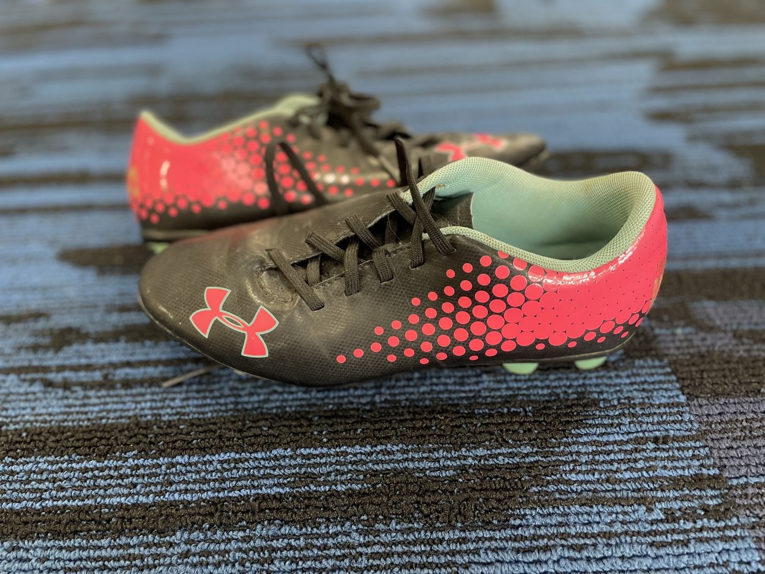 UNDER ARMOUR SOCCER SHOE SZ 4