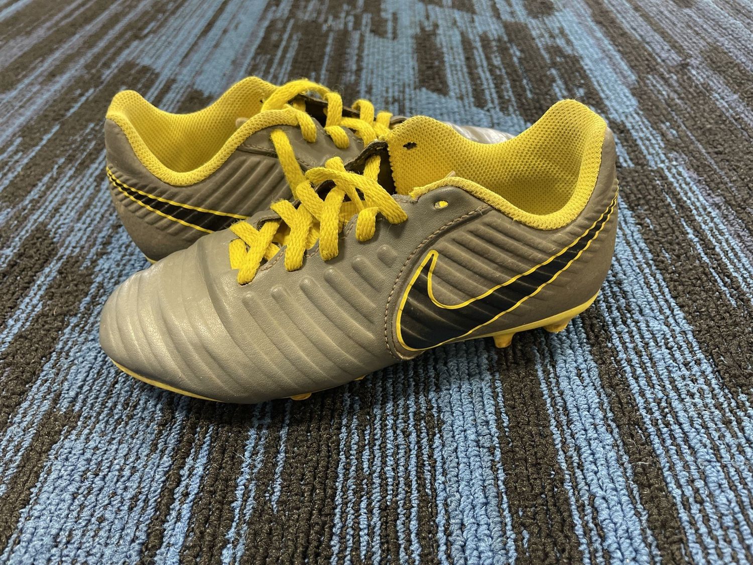 NIKE TIEMPO SOCCER SHOE SZ Y13.5