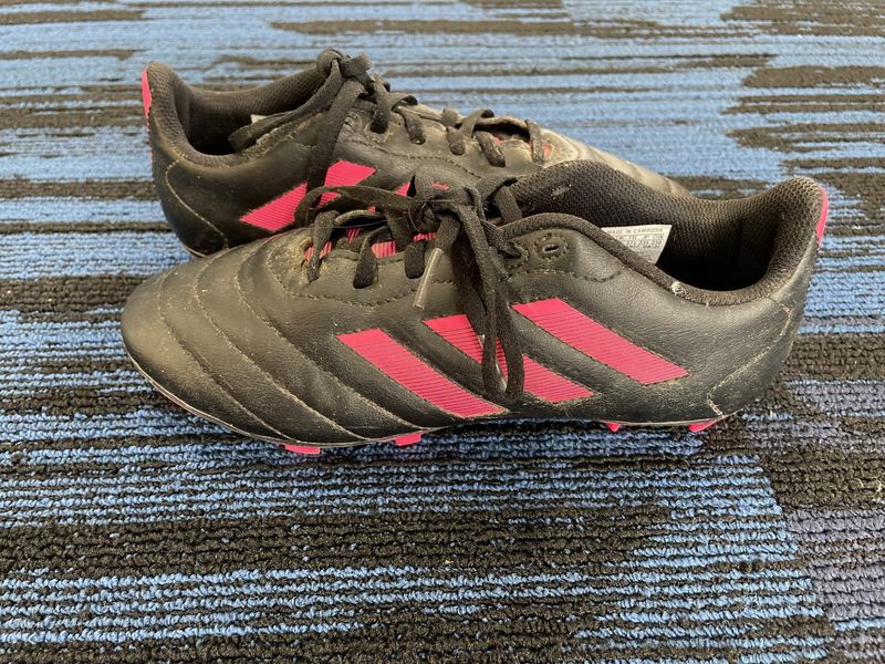 ADIDAS SOCCER SHOE SZ 5