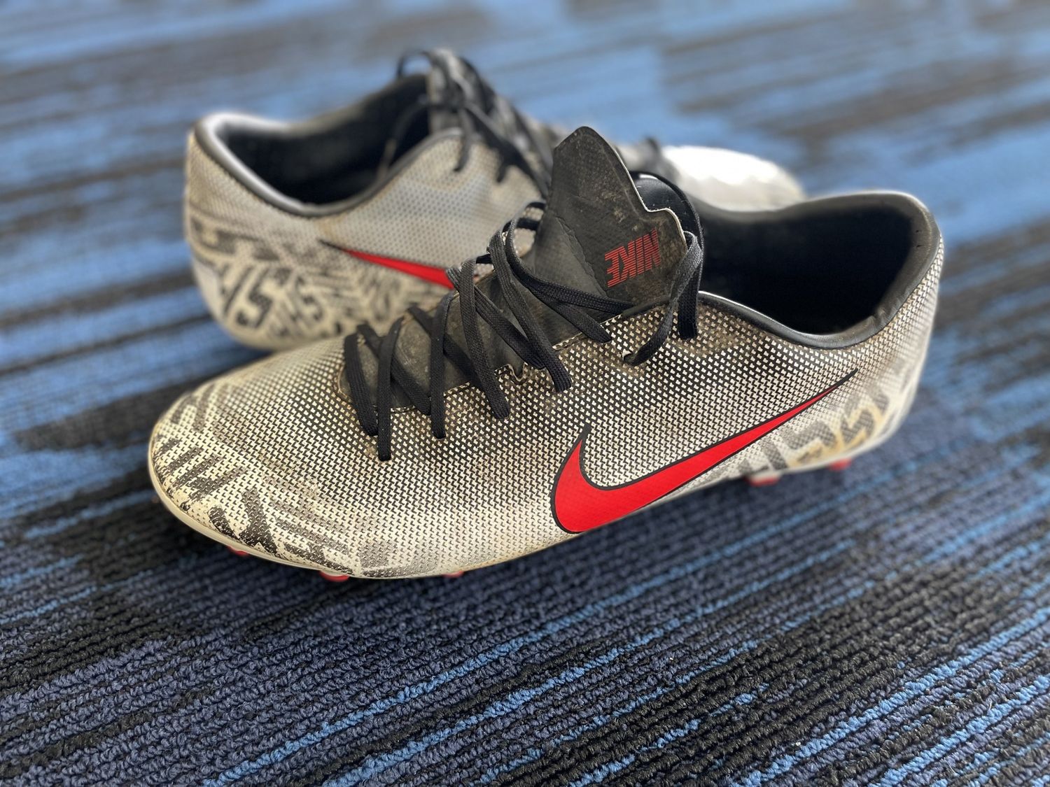 NIKE SOCCER SHOE SZ 9