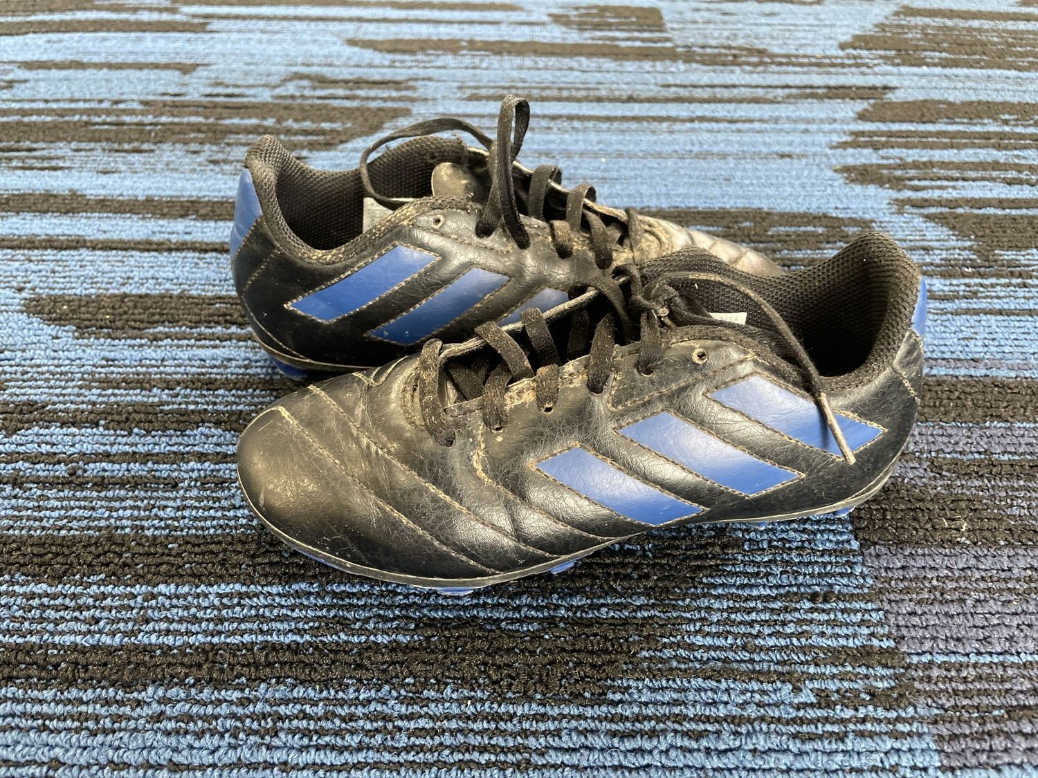 ADIDAS SOCCER SHOE SZ 2