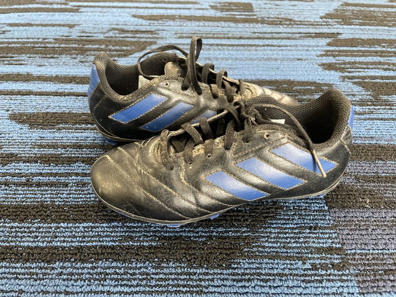 ADIDAS SOCCER SHOE SZ 2