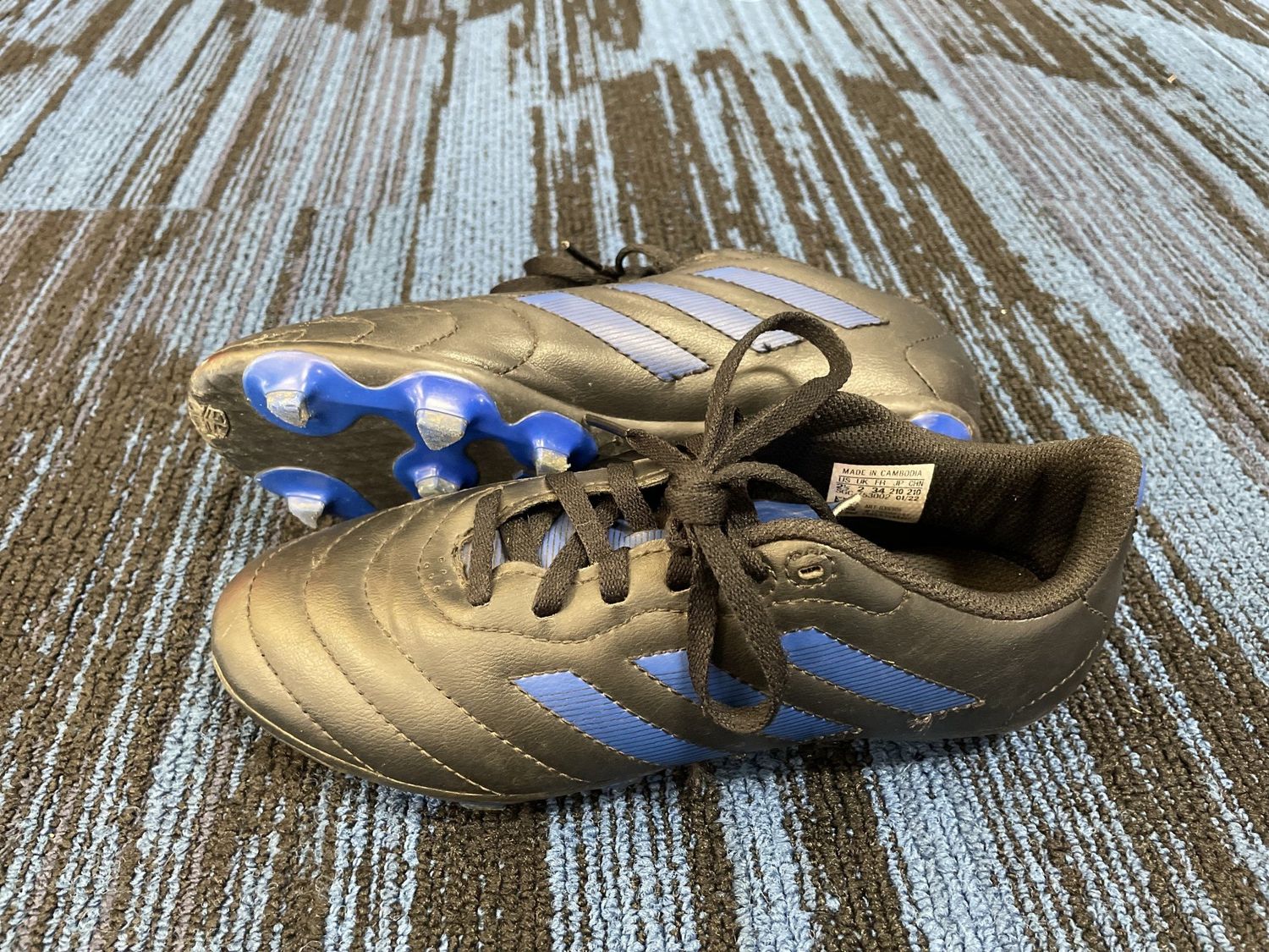 ADIDAS SOCCER SHOE SZ 2.5