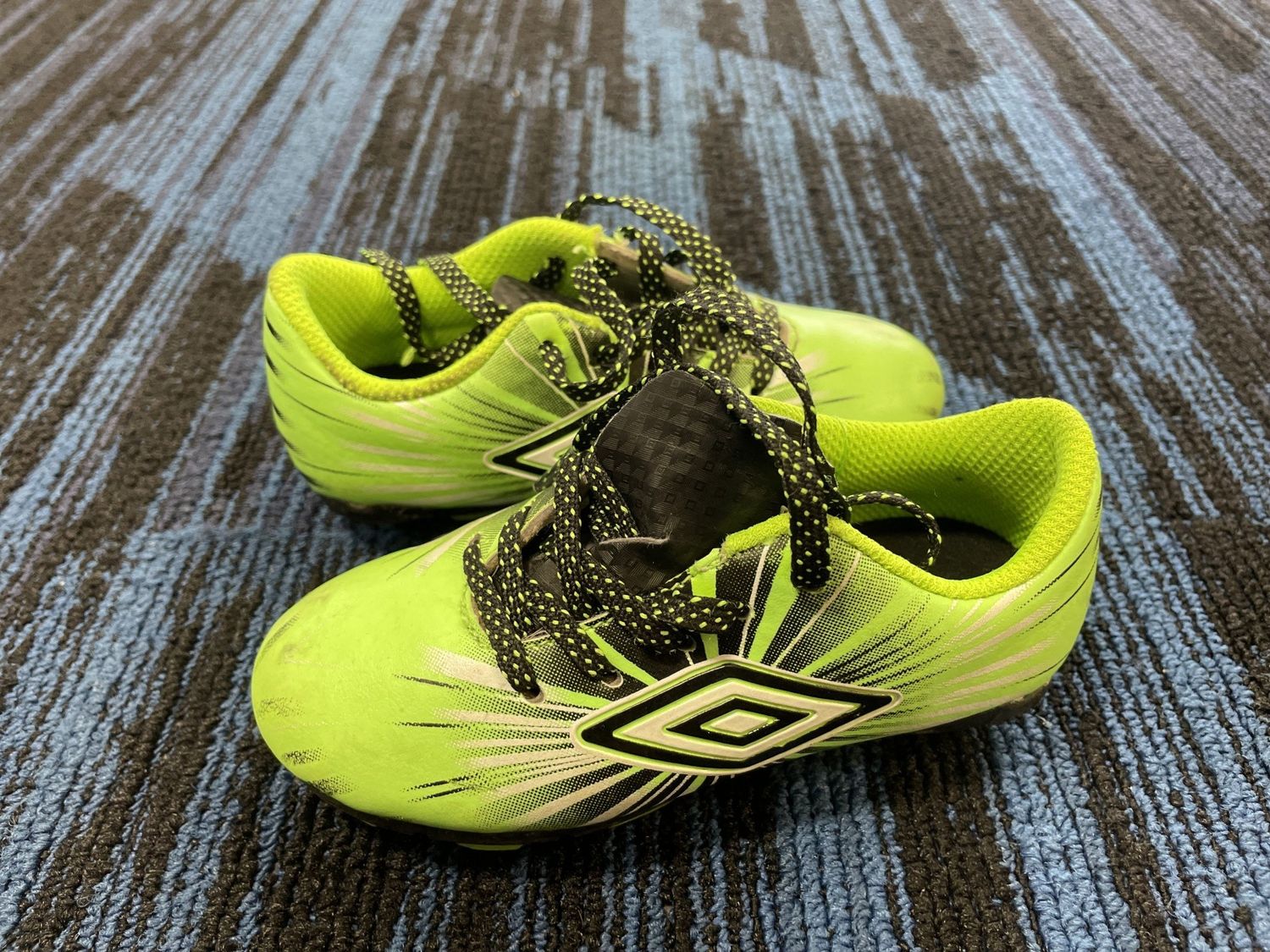 UMBRO SOCCER SHOE SZ Y8