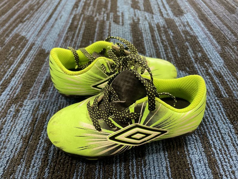UMBRO SOCCER SHOE SZ Y8