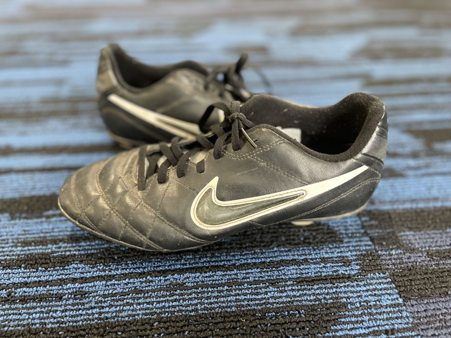 NIKE SOCCER SHOE SZ 6