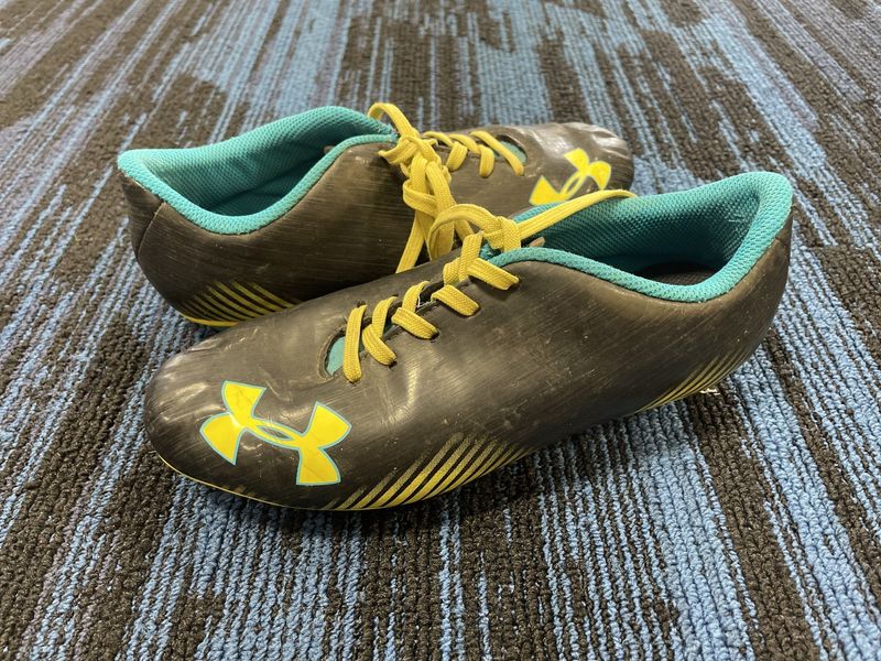 UNDER ARMOUR SOCCER SHOESZ 6