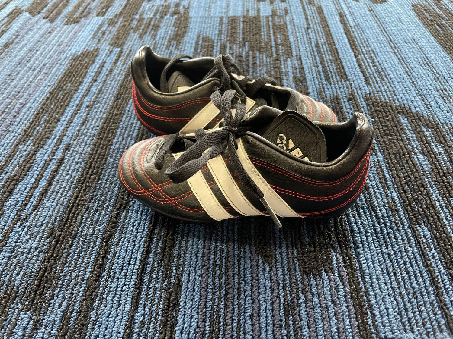 ADIDAS SOCCER SHOE SZ Y11