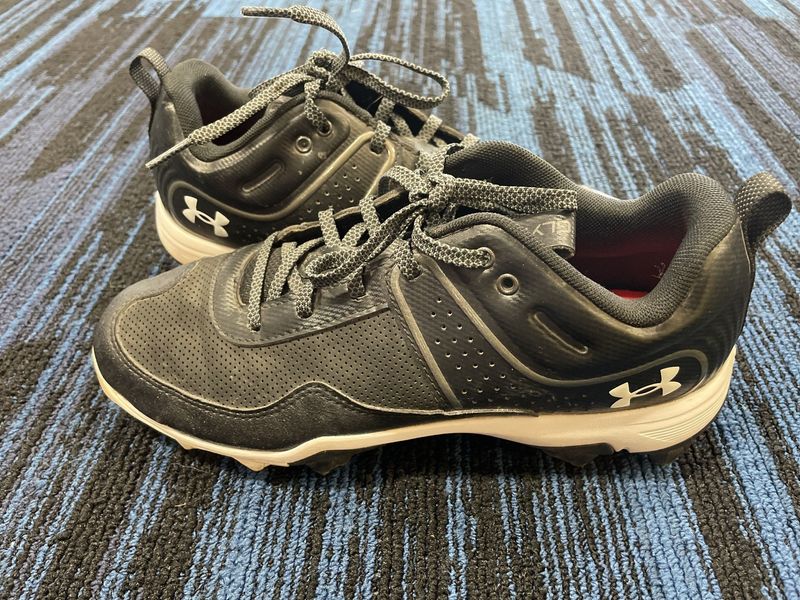 UNDER ARMOUR BASEBALL CLEAT SZ 8.5