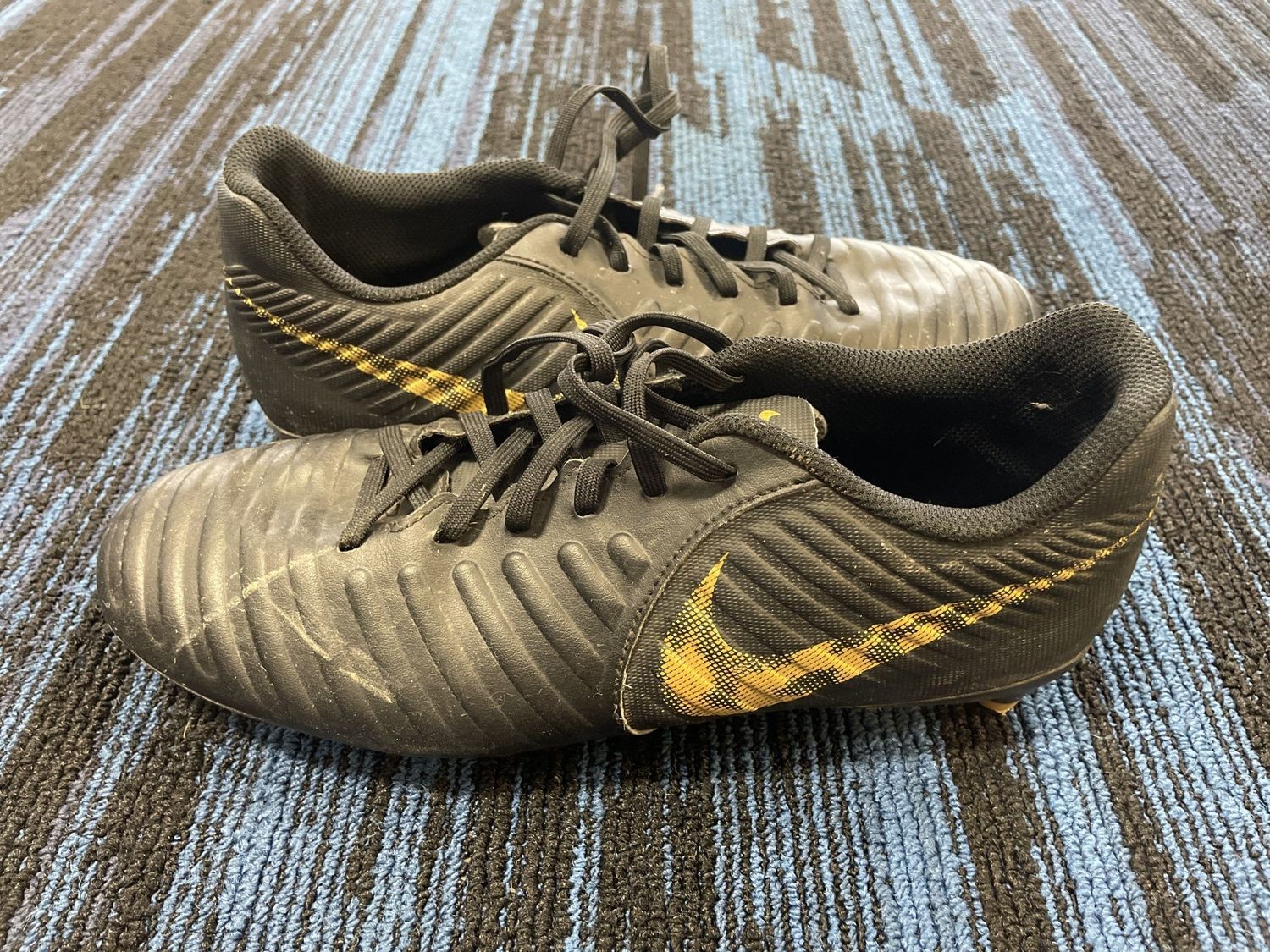 NIKE TIEMPO SOCCER SHOE SZ 8