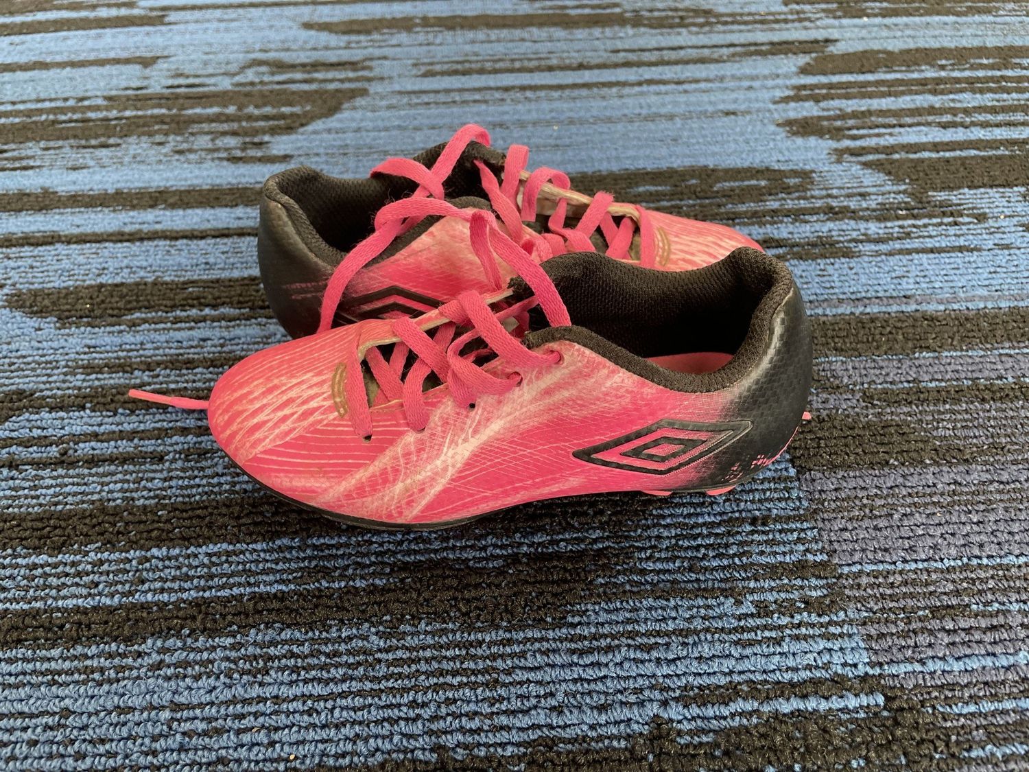 UMBRO SOCCER SHOE SZ Y12