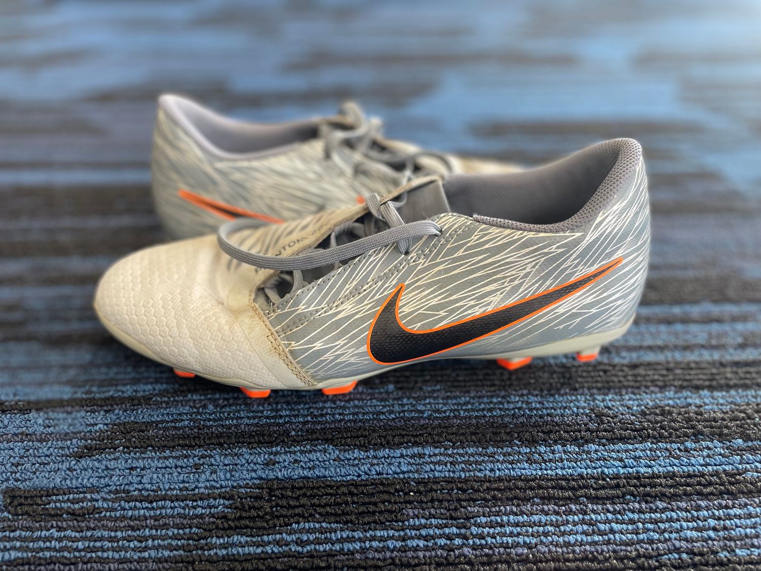 NIKE PHANTOM VENOM SOCCER SHOE SZ 9