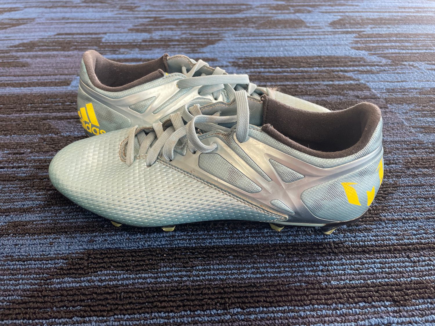 ADIDAS SOCCER SHOE SZ 9