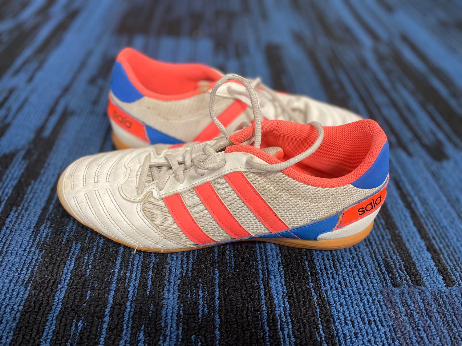 ADIDAS INDOOR SOCCER SHOE SZ 8