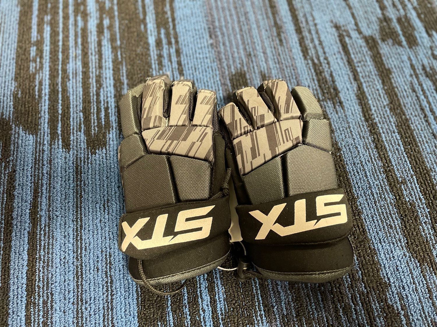STX LACROSSE GLOVES MEDIUM