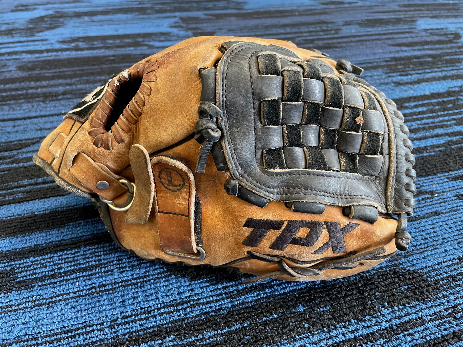 LOUISVILLE SLUGGER TPV GLOVE 11.5&quot; RHT