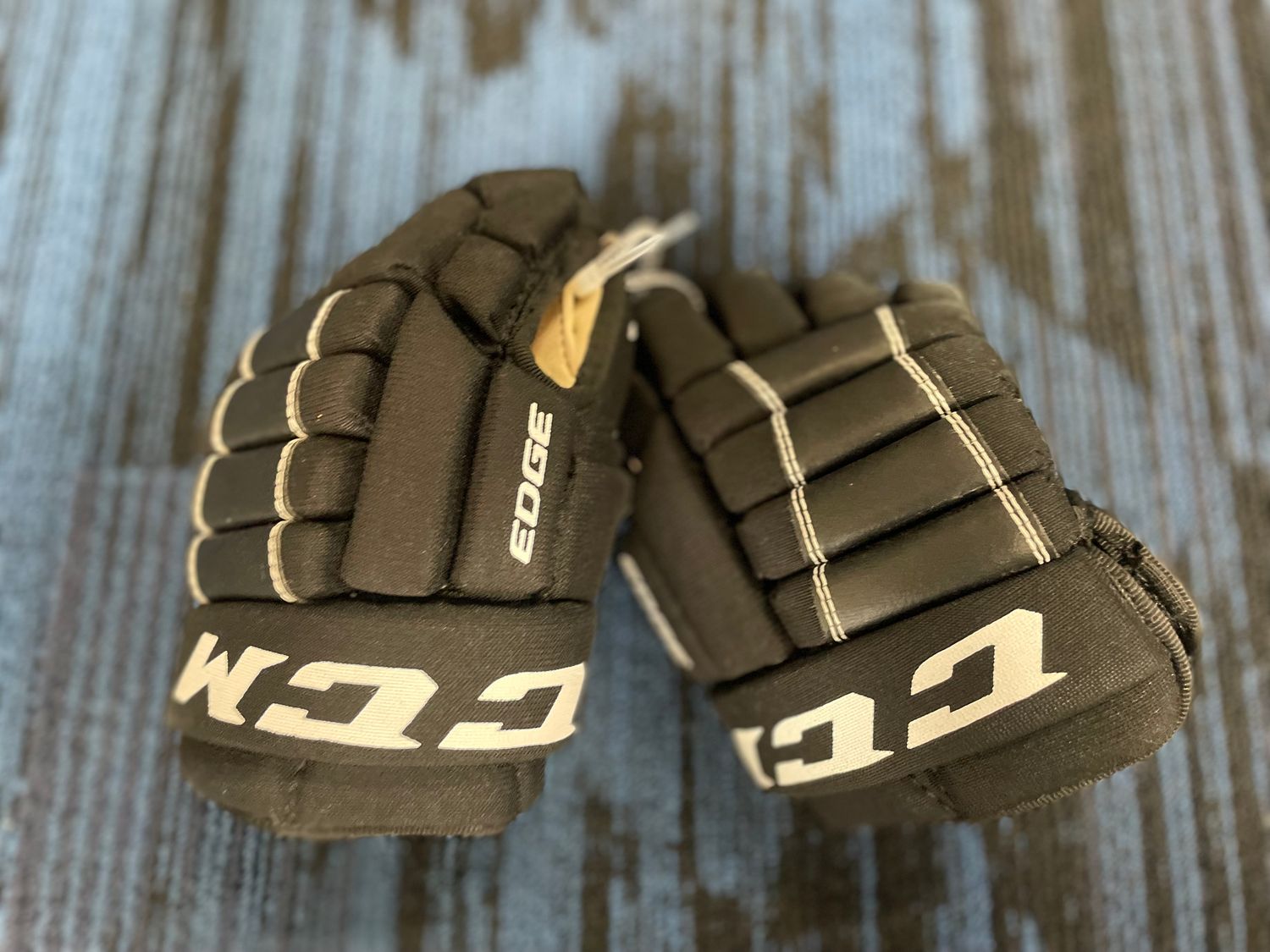 CCM EDGE GLOVES 9&quot;