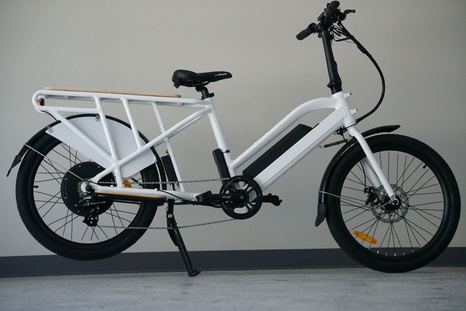 MAX CARGO , Color: White