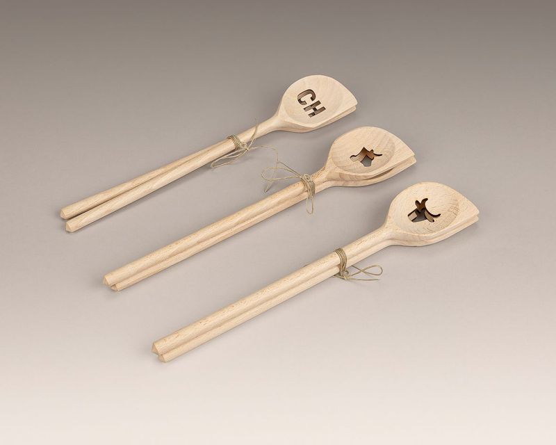 Holzartikel mit Schweizer Motiven