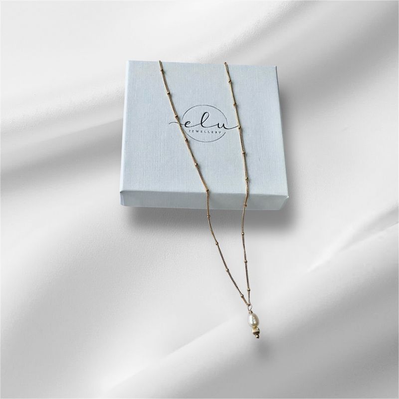 Gold satellite chain pearl necklace