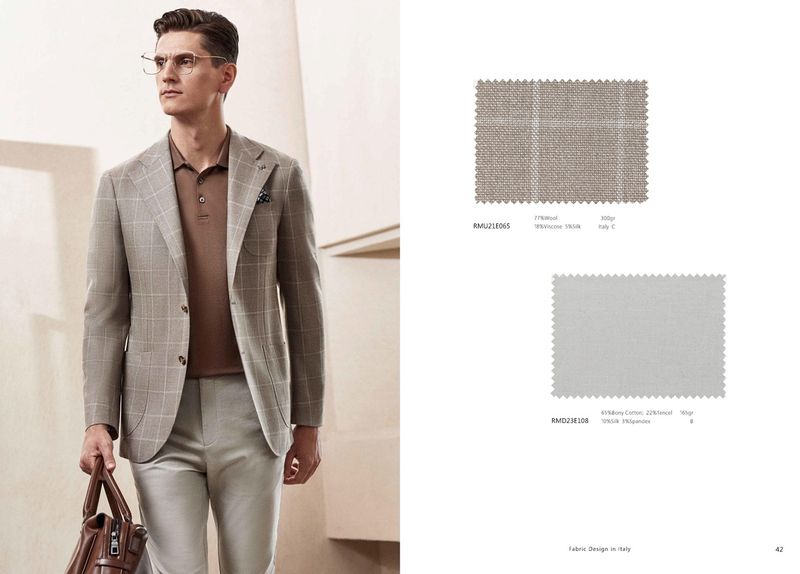 Giacca a Quadri Chiari con Pantaloni Tortora – Raffinata Semplicità