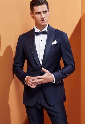 Esmoquin Azul Marino a Rayas – Elegancia Clásica con un Toque Moderno