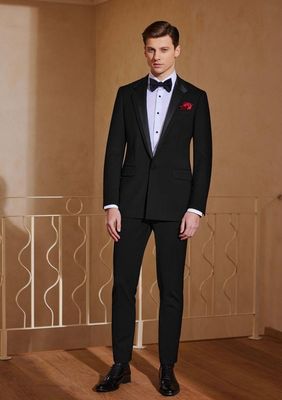 Black Peak-Lapel Tuxedo – Timeless Style for Wedding Elegance